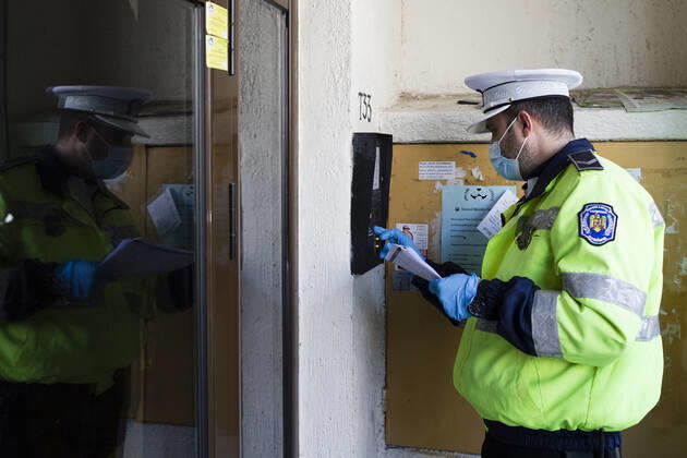 Coronavirus in Rumänien, Polizei überprüft Einhaltung der Quarantäne March 26, 2021, Timisoara, Timis, Romania: Police officers form the Timisoara Local Police Department check on people who are sick with COVID-19 and quarantined at their residence for 14 days, to ensure that they are respecting the quarantine imposed by the Department of Public Health and to inquire whether they are short on basic necessities such as food or medication. Timisoara Romania - ZUMAp180 20210326_zip_p180_002 Copyright: xCornelxPutanx
