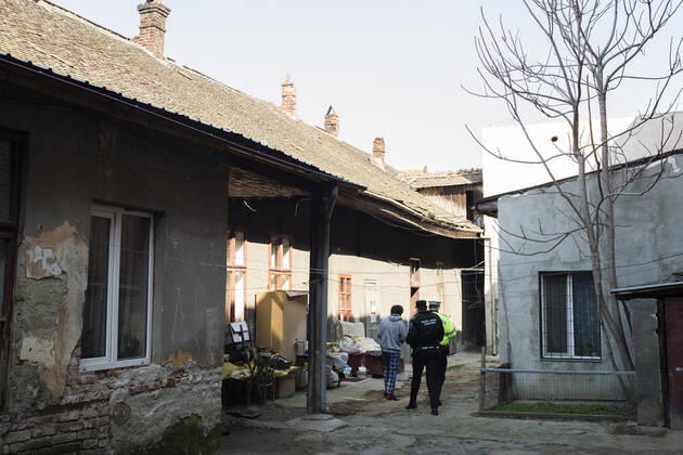 Coronavirus in Rumänien, Polizei überprüft Einhaltung der Quarantäne March 26, 2021, Timisoara, Timis, Romania: Police officers form the Timisoara Local Police Department check on people who are sick with COVID-19 and quarantined at their residence for 14 days, to ensure that they are respecting the quarantine imposed by the Department of Public Health and to inquire whether they are short on basic necessities such as food or medication. Timisoara Romania - ZUMAp180 20210326_zip_p180_004 Copyright: xCornelxPutanx