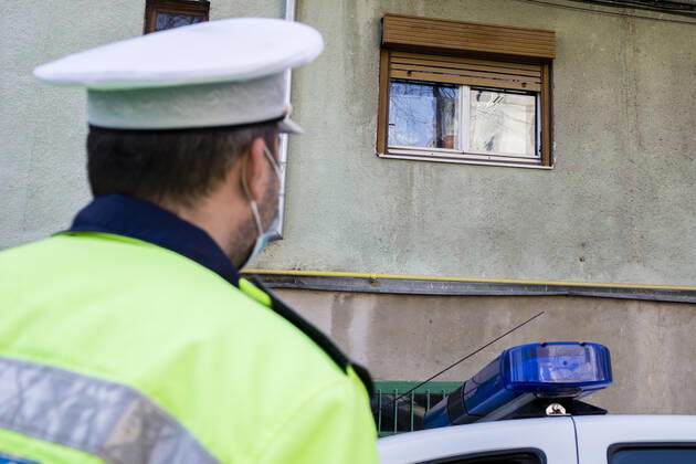 Coronavirus in Rumänien, Polizei überprüft Einhaltung der Quarantäne March 26, 2021, Timisoara, Timis, Romania: Police officers form the Timisoara Local Police Department check on people who are sick with COVID-19 and quarantined at their residence for 14 days, to ensure that they are respecting the quarantine imposed by the Department of Public Health and to inquire whether they are short on basic necessities such as food or medication. Timisoara Romania - ZUMAp180 20210326_zip_p180_007 Copyright: xCornelxPutanx