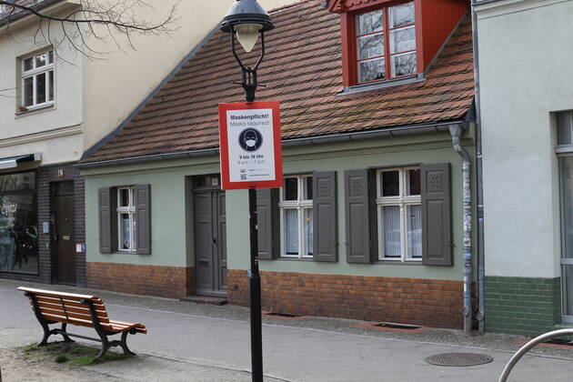 Hinweisschild zur Maskenpflicht in der Karl-Liebknecht-Straße im Weberviertel in Babelsberg während der Coronavirus-Pandemie, Potsdam, 25. März 2021. Coronavirus in Potsdam