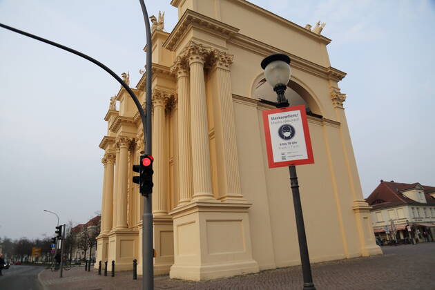 Hinweisschild zur Maskenpflicht am Brandenburger Tor während der Coronavirus-Pandemie, Potsdam, 25. März 2021. Coronavirus in Potsdam