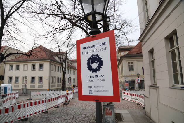 Hinweisschild zur Maskenpflicht in der Hermann-Elflein-Straße während der Coronavirus-Pandemie, Potsdam, 25. März 2021. Coronavirus in Potsdam