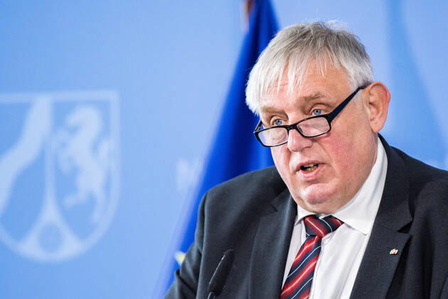 Coronavirus - Landesregierung Nordrhein-Westfalen Karl-Josef Laumann (CDU), Gesundheitsminister von Nordrhein-Westfalen, spricht während einer Pressekonferenz. Laumann informierte zur aktuellen Lage in der Corona-Pandemie und zur Umsetzung der weiteren Maßnahmen. Düsseldorf Nordrhein-Westfalen Deutschland