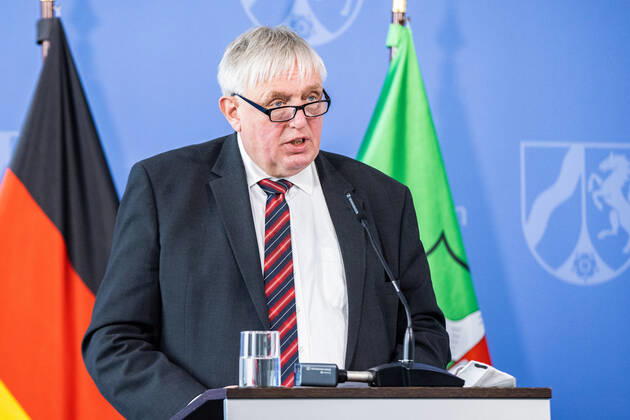 Coronavirus - Landesregierung Nordrhein-Westfalen Karl-Josef Laumann (CDU), Gesundheitsminister von Nordrhein-Westfalen, spricht während einer Pressekonferenz. Laumann informierte zur aktuellen Lage in der Corona-Pandemie und zur Umsetzung der weiteren Maßnahmen. Düsseldorf Nordrhein-Westfalen Deutschland
