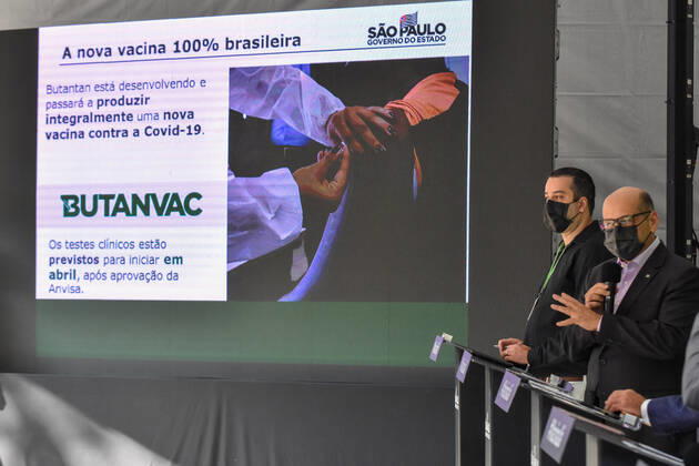 Coronavirus in Brasilien, Butantan Institute präsentiert nationalen Impfstoff Butanvac SÃO PAULO, SP - 26.03.2021: COLETIVA DE IMPRENSA JOÃO DORIA COVID19 - João Doria, (PSDB) Governor of São Paulo, announced that the Butantan Institute has developed a new Brazilian vaccine against Covid-19, (Coronavirus) to Butanvac, and will ask the National Health Surveillance Agency (Anvisa) to start testing. This Friday, (26) at the Butantan Institute. In the photo Dimas Covas. x2046946x  RobertoxCasimiro