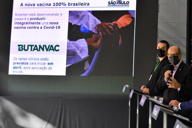 Coronavirus in Brasilien, Butantan Institute präsentiert nationalen Impfstoff Butanvac SÃO PAULO, SP - 26.03.2021: COLETIVA DE IMPRENSA JOÃO DORIA COVID19 - João Doria, (PSDB) Governor of São Paulo, announced that the Butantan Institute has developed a new Brazilian vaccine against Covid-19, (Coronavirus) to Butanvac, and will ask the National Health Surveillance Agency (Anvisa) to start testing. This Friday, (26) at the Butantan Institute. In the photo Dimas Covas. x2046947x  RobertoxCasimiro