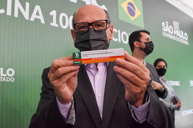 Coronavirus in Brasilien, Butantan Institute präsentiert nationalen Impfstoff Butanvac SÃO PAULO, SP - 26.03.2021: COLETIVA DE IMPRENSA JOÃO DORIA COVID19 - João Doria, (PSDB) Governor of São Paulo, announced that the Butantan Institute has developed a new Brazilian vaccine against Covid-19, (Coronavirus) to Butanvac, and will ask the National Health Surveillance Agency (Anvisa) to start testing. This Friday, (26) at the Butantan Institute. In the photo Dimas Covas. x2046957x  RobertoxCasimiro