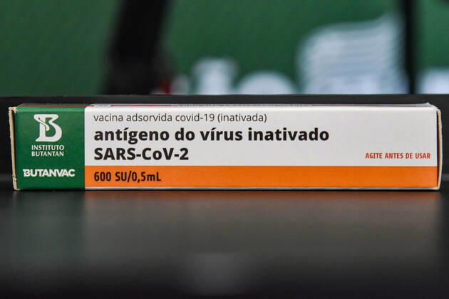 News Bilder des Tages Coronavirus in Brasilien, Butantan Institute präsentiert nationalen Impfstoff Butanvac SÃO PAULO, SP - 26.03.2021: COLETIVA DE IMPRENSA JOÃO DORIA COVID19 - João Doria, (PSDB) Governor of São Paulo, announced that the Butantan Institute has developed a new Brazilian vaccine against Covid-19, (Coronavirus) to Butanvac, and will ask the National Health Surveillance Agency (Anvisa) to start testing. This Friday, (26) at the Butantan Institute. In the box photo of the Butanvac vaccine. x2046961x  RobertoxCasimiro