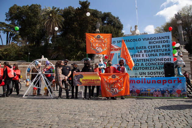 Italy: Protest of Circus Workers in Rome Demonstration in Piazza del Popolo in Rome organized by circus and amusement park workers Demonstration in Piazza del Popolo in Rome organized by circus and amusement park workers, to protest against the closure of hundreds of amusement parks in Italy and the cancellation of circus shows throughout Italy, over five thousand families without work and income since the first lockdown. Rome Italy Piazza del Popolo Copyright: MatteoxNardone
