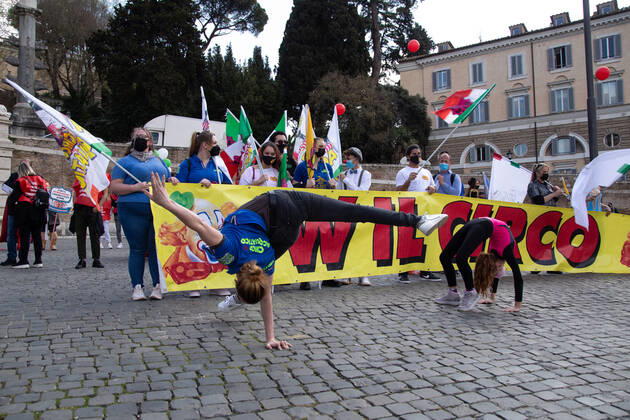 Italy: Protest of Circus Workers in Rome Performance during demonstration in Piazza del Popolo in Rome organized by circus and amusement park workers Demonstration in Piazza del Popolo in Rome organized by circus and amusement park workers, to protest against the closure of hundreds of amusement parks in Italy and the cancellation of circus shows throughout Italy, over five thousand families without work and income since the first lockdown. Rome Italy Piazza del Popolo Copyright: MatteoxNardone