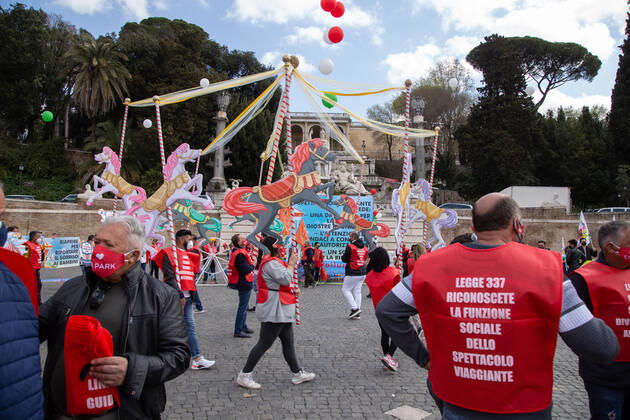 Italy: Protest of Circus Workers in Rome Demonstration in Piazza del Popolo in Rome organized by circus and amusement park workers Demonstration in Piazza del Popolo in Rome organized by circus and amusement park workers, to protest against the closure of hundreds of amusement parks in Italy and the cancellation of circus shows throughout Italy, over five thousand families without work and income since the first lockdown. Rome Italy Piazza del Popolo Copyright: MatteoxNardone