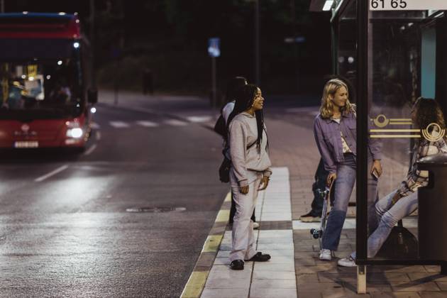 IMAGO Creative, Jahreszeit Sommer, Sommer in der Stadt IMAGO Creative: Gesellschaft, Integration IMAGO Creative: Landleben - Alfresco, Draußen Female friends sitting on bus stop at night Sweden,Stockholm, model released Copyright: xMaskotx , MA85359