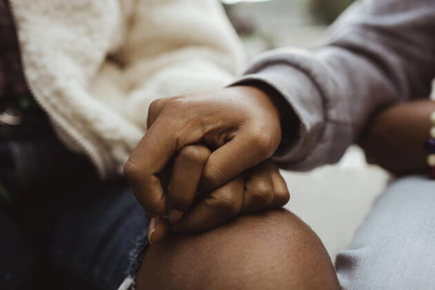 IMAGO Creative: Gesellschaft, Integration Cropped image of female friends holding hands outdoors Sweden,Stockholm, model released Copyright: xMaskotx , MA85387