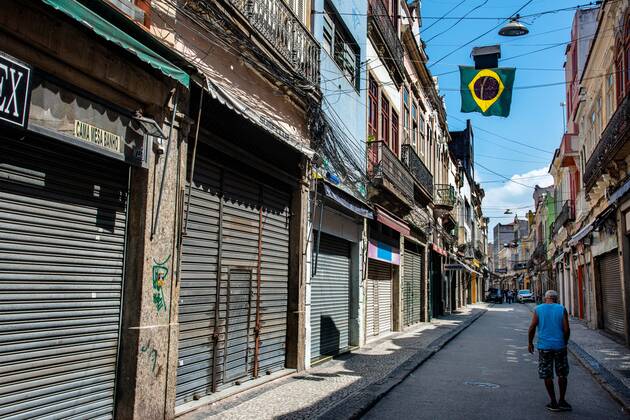 Emergency Pause in Rio RIO DE JANEIRO, BRAZIL, MAR 26: EMERGENCY PAUSE IN RIO - Closed stores at a downtown popular shopping street since the mayor declared a 10-day emergency pause in activities in an attempt to reduce COVID-19 cases in the city on March 26, 2021. ( Photo by Chico Ferreira Penta Press ) Rio de Janeiro Brazil 6427_235951 Copyright: xChicoxFerreira PentaxPressx