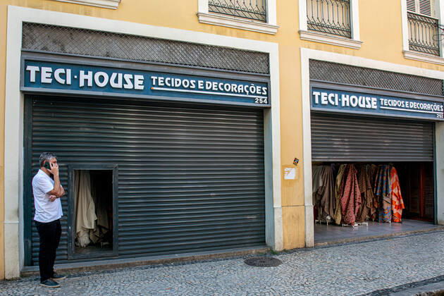 Emergency Pause in Rio RIO DE JANEIRO, BRAZIL, MAR 26: EMERGENCY PAUSE IN RIO - stores with semi-closed doors to circumvent the restriction of opening at a downtown popular shopping street since the mayor declared a 10-day emergency pause in activities in an attempt to reduce COVID-19 cases in the city on March 26, 2021. ( Photo by Chico Ferreira Penta Press ) Rio de Janeiro Brazil 6427_235956 Copyright: xChicoxFerreira PentaxPressx