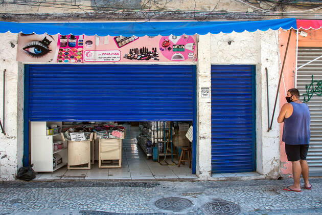 Emergency Pause in Rio RIO DE JANEIRO, BRAZIL, MAR 26: EMERGENCY PAUSE IN RIO - stores with semi-closed doors to circumvent the restriction of opening at a downtown popular shopping street since the mayor declared a 10-day emergency pause in activities in an attempt to reduce COVID-19 cases in the city on March 26, 2021. ( Photo by Chico Ferreira Penta Press ) Rio de Janeiro Brazil 6427_235964 Copyright: xChicoxFerreira PentaxPressx