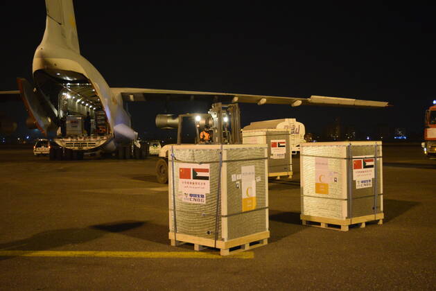 (210327) -- KHARTOUM, March 27, 2021 -- Chinese vaccines are unloaded from a plane at the Khartoum International Airport in Khartoum, Sudan, March 26, 2021. A batch of China s Sinopharm COVID-19 vaccines, donated by the Chinese government to Sudan, arrived here on Friday. ) SUDAN-KHARTOUM-CHINESE VACCINE-ARRIVAL MaxYichong 