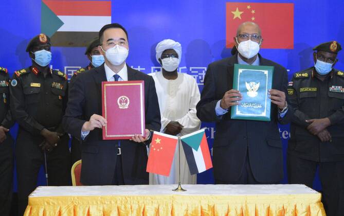 News Bilder des Tages (210327) -- KHARTOUM, March 27, 2021 -- Chinese Ambassador to Sudan Ma Xinmin (L, front) and Sudan s Health Minister Omer Al-Najeeb (R, front) pose for a photo during a handover ceremony for Chinese vaccines in Khartoum, Sudan, March 26, 2021. A batch of China s Sinopharm COVID-19 vaccines, donated by the Chinese government to Sudan, arrived here on Friday. ) SUDAN-KHARTOUM-CHINESE VACCINE-ARRIVAL MaxYichong 