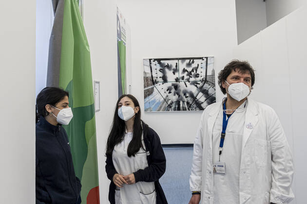 Italy: vaccination Museo Madre Naples, the new vaccination point against COVID-19 opens today, 27 March 2021, at the museo madre, the city s museum of contemporary art. In the background the work of artist Luciano Romano, is a photo taken in 2010 in NewYork at the entrance to the Apple Store on 5th Avenue at the launch of the first iPad. ABPH1170 Copyright: xAntonioxBalascox