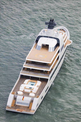 Luftaufnahme 139 Meter lange Superyacht SOLARIS auf der ersten Probefahrt in der Nordsee, gebaut von der Lloyd Werft Bremerhaven für den russischen Oligarchen Roman Abramowitsch Copyright: xCarlxGrollx