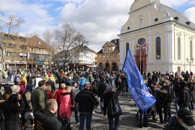 Frankenthal, Pfalz: Der Inhaber der Jägerstube in Frankenthal veranstaltete eine Demonstration gegen die Coronamaßnahmen und fordert die Öffnung der Gastronomie ohne die Verpflichtung zu Schnelltests