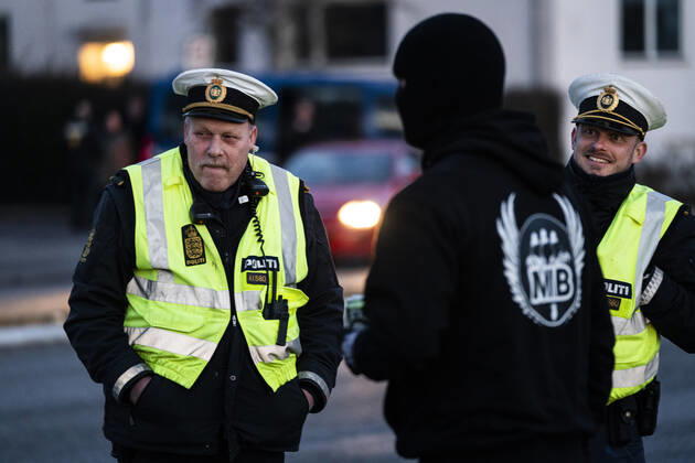 Men In Black demonstrerer imod coronaparagraf. Protestbevaegelsen Men In Black demonstrerer imod corona-paragraffen, der i straffeloven goer det muligt at forhoeje straffe til det dobbelte, i Koebenhavn loerdag aften den 27. marts 2021. , Copyright: MartinxSylvestx cop103 spdk20210327-233410-L