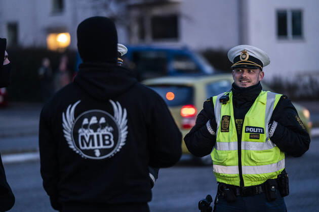 Men In Black demonstrerer imod coronaparagraf. Protestbevaegelsen Men In Black demonstrerer imod corona-paragraffen, der i straffeloven goer det muligt at forhoeje straffe til det dobbelte, i Koebenhavn loerdag aften den 27. marts 2021. , Copyright: MartinxSylvestx cop103 spdk20210327-233431-L