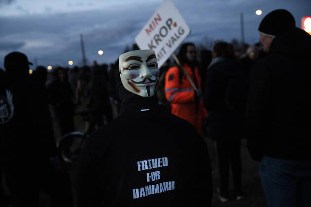 Men In Black demonstrerer imod coronaparagraf. Protestbevaegelsen Men In Black demonstrerer imod corona-paragraffen, der i straffeloven goer det muligt at forhoeje straffe til det dobbelte, i Koebenhavn loerdag aften den 27. marts 2021. , Copyright: MartinxSylvestx cop103 spdk20210327-233542-L