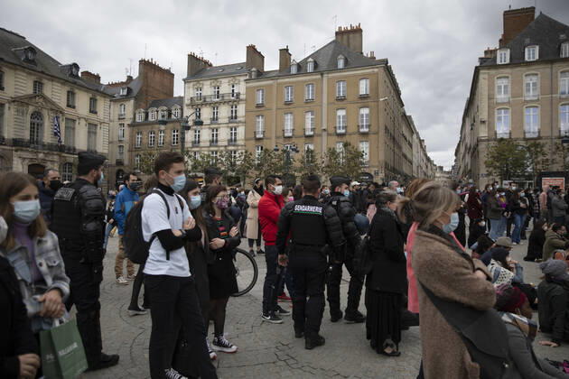 Jeremias Gonzalez IP3 - GENDARMES CONTROLS THAT PEOPLE KEEP A REGLEMENTARY DISTANCE, DURING A GATHERING IN PLAZA DE L OPERA IN RENNES, WESTERN FRANCE MARCH 27, 2021  Copyright: xJeremiasxGonzalezx