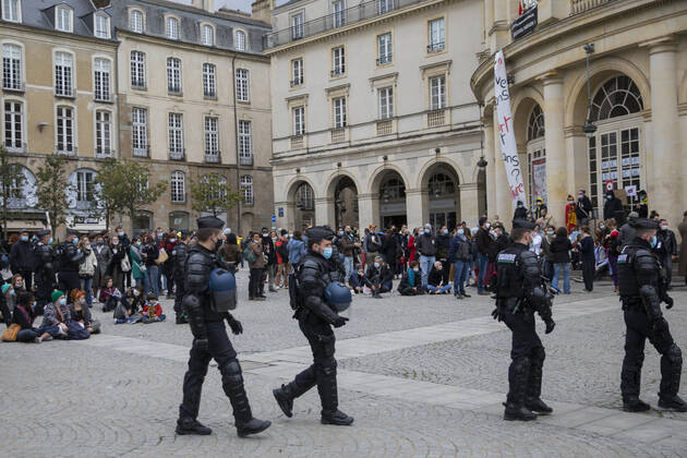 Jeremias Gonzalez IP3 - GENDARMES CONTROLS THAT PEOPLE KEEP A REGLEMENTARY DISTANCE, DURING A GATHERING IN PLAZA DE L OPERA IN RENNES, WESTERN FRANCE MARCH 27, 2021  Copyright: xJeremiasxGonzalezx