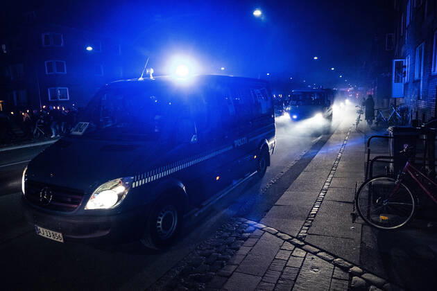 Men In Black demonstrerer imod coronaparagraf. Protestbevaegelsen Men In Black demonstrerer imod corona-paragraffen, der i straffeloven goer det muligt at forhoeje straffe til det dobbelte, i Koebenhavn loerdag aften den 27. marts 2021. ,