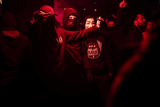 Men In Black demonstrerer imod coronaparagraf. Protestbevaegelsen Men In Black demonstrerer imod corona-paragraffen, der i straffeloven goer det muligt at forhoeje straffe til det dobbelte, i Koebenhavn loerdag aften den 27. marts 2021. , Copyright: MartinxSylvestx cop103 spdk20210327-234100-L