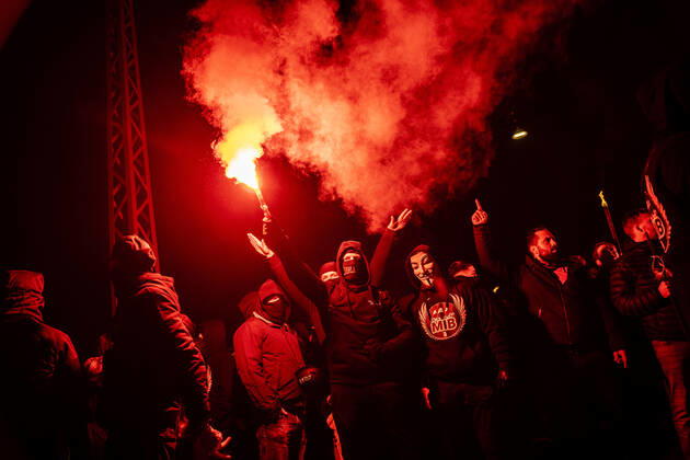 Men In Black demonstrerer imod coronaparagraf. Protestbevaegelsen Men In Black demonstrerer imod corona-paragraffen, der i straffeloven goer det muligt at forhoeje straffe til det dobbelte, i Koebenhavn loerdag aften den 27. marts 2021. , Copyright: MartinxSylvestx cop103 spdk20210327-234124-L