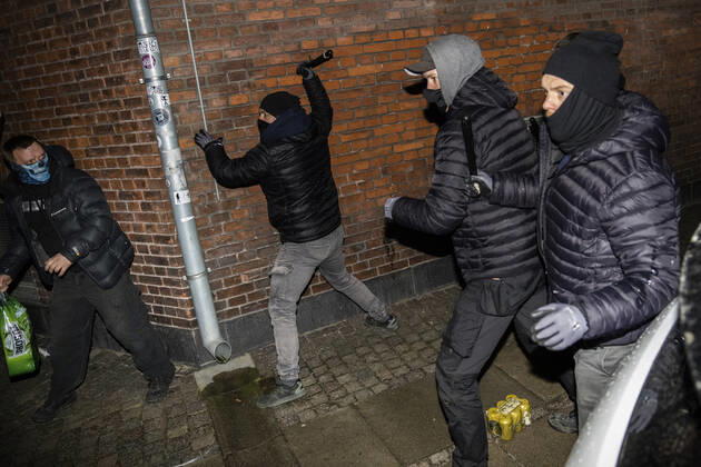 Urobetjente traekker stavene og har en kortvarig konfrontation med enkelte demonstranter. Episoden startede oejensynligt da betjentene forsoegte at traekke en demonstrant ud af maengden. Men In Black demonstrerer imod coronaparagraf. Protestbevaegelsen Men In Black demonstrerer imod corona-paragraffen, der i straffeloven goer det muligt at forhoeje straffe til det dobbelte, i Koebenhavn loerdag aften den 27. marts 2021. , Copyright: MartinxSylvestx cop103 spdk20210327-234424-L