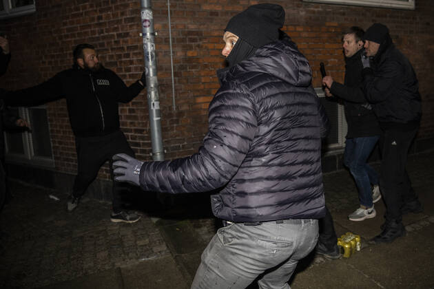 Urobetjente traekker stavene og har en kortvarig konfrontation med enkelte demonstranter. Episoden startede oejensynligt da betjentene forsoegte at traekke en demonstrant ud af maengden. Men In Black demonstrerer imod coronaparagraf. Protestbevaegelsen Men In Black demonstrerer imod corona-paragraffen, der i straffeloven goer det muligt at forhoeje straffe til det dobbelte, i Koebenhavn loerdag aften den 27. marts 2021. , Copyright: MartinxSylvestx cop103 spdk20210327-234449-L