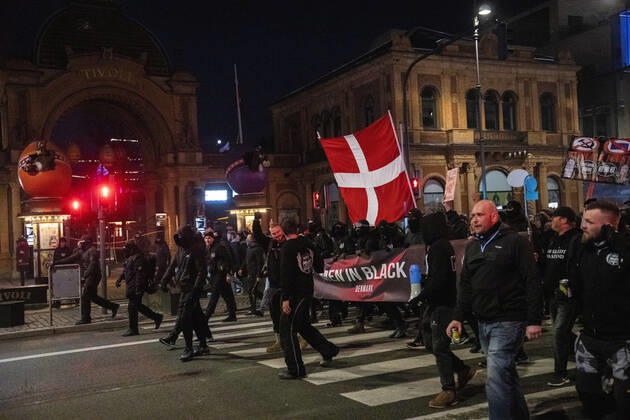 Men In Black demonstrerer imod coronaparagraf. Protestbevaegelsen Men In Black demonstrerer imod corona-paragraffen, der i straffeloven goer det muligt at forhoeje straffe til det dobbelte, i Koebenhavn loerdag aften den 27. marts 2021. , Copyright: MartinxSylvestx cop103 spdk20210327-234602-L
