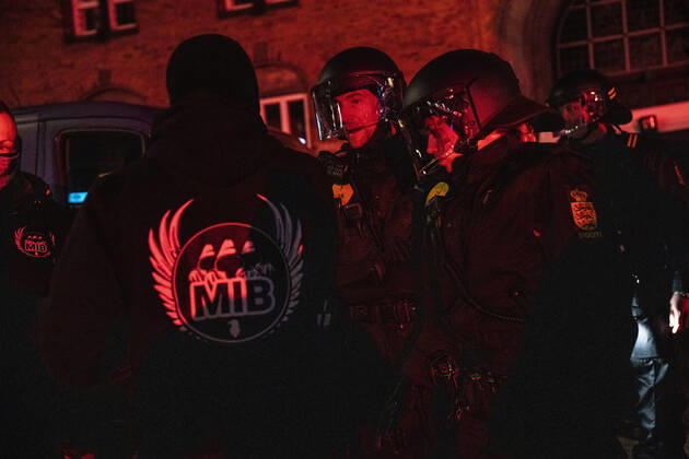 Men In Black demonstrerer imod coronaparagraf. Protestbevaegelsen Men In Black demonstrerer imod corona-paragraffen, der i straffeloven goer det muligt at forhoeje straffe til det dobbelte, i Koebenhavn loerdag aften den 27. marts 2021. , Copyright: MartinxSylvestx cop103 spdk20210327-235056-L