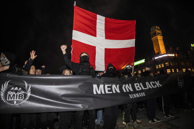 Men In Black demonstrerer imod coronaparagraf. Protestbevaegelsen Men In Black demonstrerer imod corona-paragraffen, der i straffeloven goer det muligt at forhoeje straffe til det dobbelte, i Koebenhavn loerdag aften den 27. marts 2021. , Copyright: MartinxSylvestx cop103 spdk20210327-235206-L