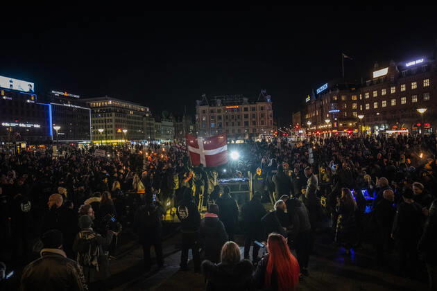 Men In Black demonstrerer imod coronaparagraf. Protestbevaegelsen Men In Black demonstrerer imod corona-paragraffen, der i straffeloven goer det muligt at forhoeje straffe til det dobbelte, i Koebenhavn loerdag aften den 27. marts 2021. , Copyright: MartinxSylvestx cop103 spdk20210327-235310-L