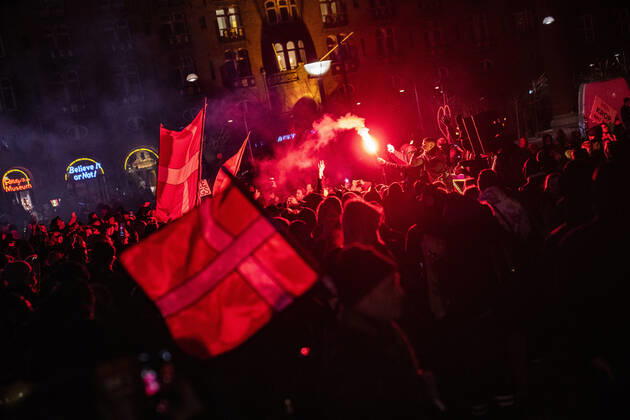 Men In Black demonstrerer imod coronaparagraf. Protestbevaegelsen Men In Black demonstrerer imod corona-paragraffen, der i straffeloven goer det muligt at forhoeje straffe til det dobbelte, i Koebenhavn loerdag aften den 27. marts 2021. , Copyright: MartinxSylvestx cop103 spdk20210327-235354-L