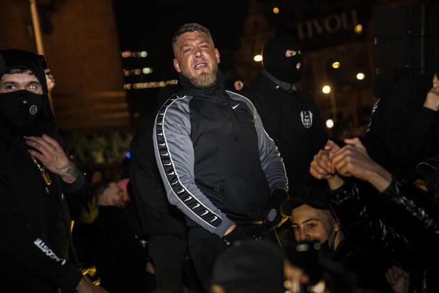 Danny Rosenberg paa scenen. Men In Black demonstrerer imod coronaparagraf. Protestbevaegelsen Men In Black demonstrerer imod corona-paragraffen, der i straffeloven goer det muligt at forhoeje straffe til det dobbelte, i Koebenhavn loerdag aften den 27. marts 2021. , Copyright: MartinxSylvestx cop103 spdk20210327-235420-L