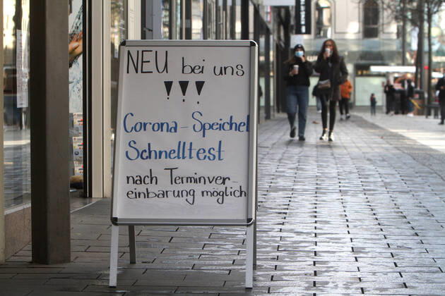 Aufsteller mit Aufschrift neu bei uns, Corona Speichel Schnelltest nach Terminvereinbarung möglich steht vor einer Apotheke in der Fußgängerzone und Einkaufsstraße Planken in der Innenstadt von Mannheim, Baden Württemberg, Deutschland