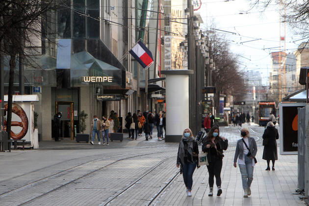 Die Einkaufsstraße und Fußgängerzone Planken in der Innenstadt von Mannheim ist trotz geschlossener Geschäfte und Kaufhäuser gut von Passanten besucht, Baden Württemberg, Deutschland