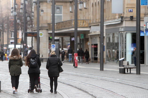 Die Einkaufsstraße und Fußgängerzone Planken in der Innenstadt von Mannheim ist wegen der geschlossenen Geschäfte und Kaufhäuser nur von wenigen Passanten besucht, Baden Württemberg, Deutschland