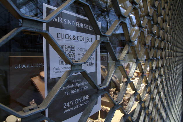 Aufkleber mit Aufschrift Click & Collect klebt an einem geschlossenen Juwelier in der Innenstadt von Mannheim, Baden Württemberg, Deutschland