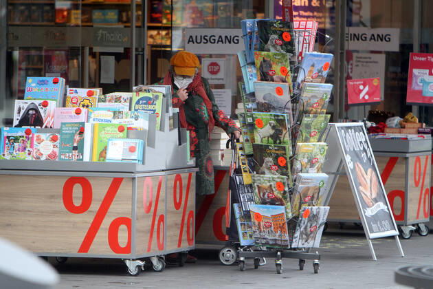 Ein Kundin stöbert in einem Ständer eines geöffneten Buchgeschäfts in der Innenstadt von Mannheim, Baden Württemberg, Deutschland