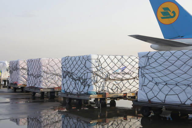 News Bilder des Tages (210327) -- TASHKENT, March 27, 2021 -- Photo taken on March 27, 2021 shows the arrived COVID-19 vaccines at Tashkent International Airport in Tashkent, Uzbekistan. The first batch of Chinese coronavirus vaccines arrived in Uzbekistan Saturday. (Photo by Xinhua) UZBEKISTAN-TASHKENT-CHINA-COVID-19 VACCINES-ARRIVAL ZafarxKhalilov 