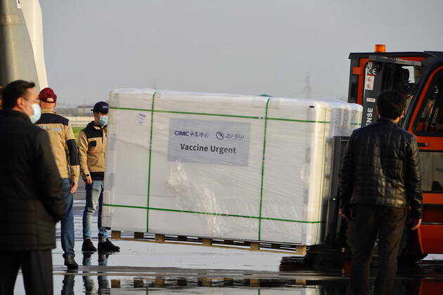 (210327) -- TASHKENT, March 27, 2021 -- Workers transfer COVID-19 vaccines at Tashkent International Airport in Tashkent, Uzbekistan, on March 27, 2021. The first batch of Chinese coronavirus vaccines arrived in Uzbekistan Saturday. (Photo by Xinhua) UZBEKISTAN-TASHKENT-CHINA-COVID-19 VACCINES-ARRIVAL ZafarxKhalilov 