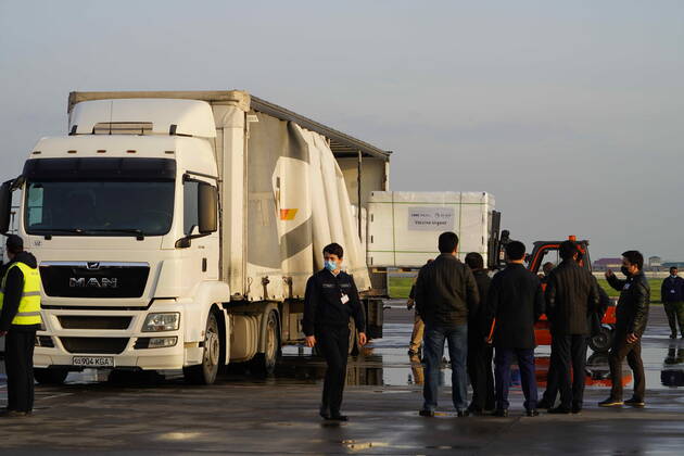 (210327) -- TASHKENT, March 27, 2021 -- Workers transfer COVID-19 vaccines at Tashkent International Airport in Tashkent, Uzbekistan, on March 27, 2021. The first batch of Chinese coronavirus vaccines arrived in Uzbekistan Saturday. (Photo by Xinhua) UZBEKISTAN-TASHKENT-CHINA-COVID-19 VACCINES-ARRIVAL ZafarxKhalilov 