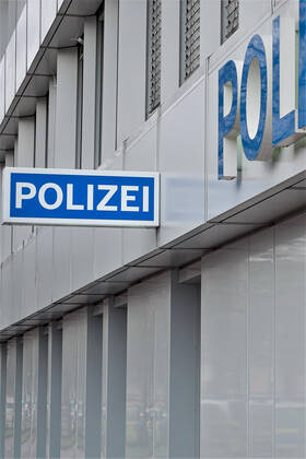 Duesseldorf, Deutschland 27. Maerz 2021: Aussenansicht einer Polizeidienststelle in Düsseldorf, Mit Logo und Schriftzug Polizei. Nordrhein Westfalen Copyright: xFotostandx xGrosshantenx